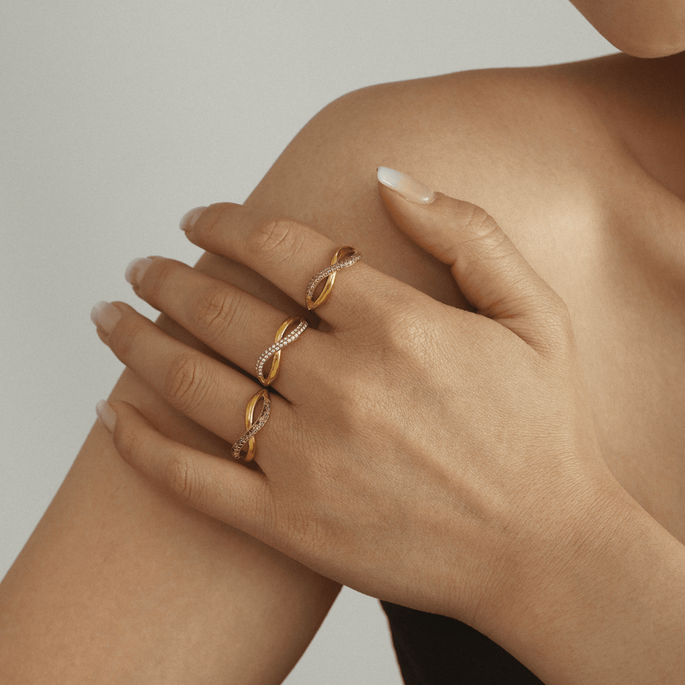 Chromatique Twist - 18K Gold Interlocking Daily Ring, showcasing the elegant interlocking design and luxurious 18k gold finish.