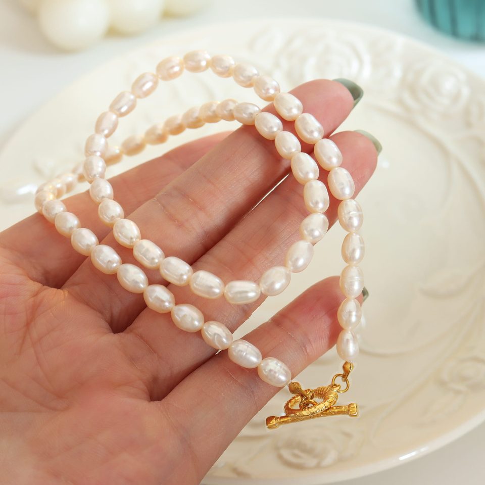 T-Bar Freshwater Pearl Choker clasp detail