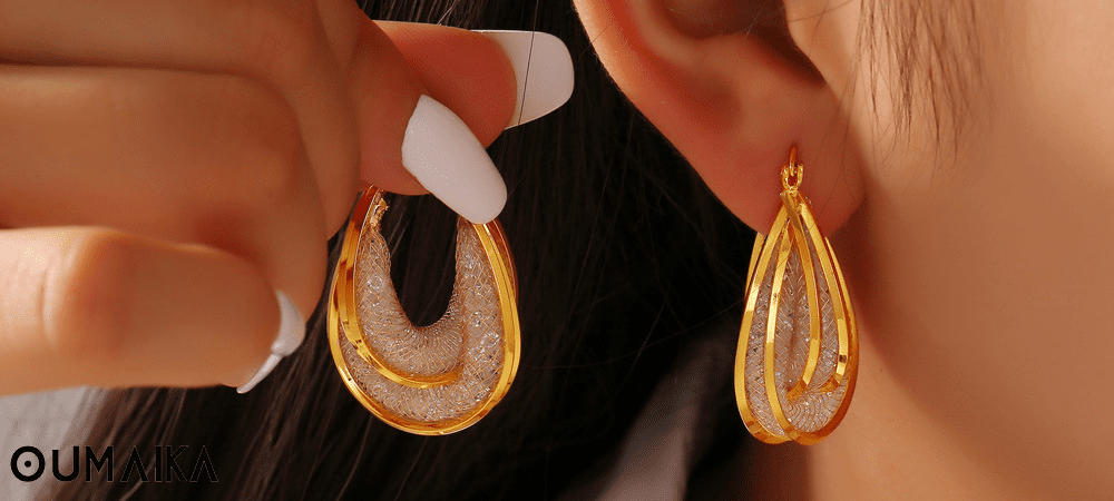 Woman wearing elongated dangler earrings to flatter her face shape