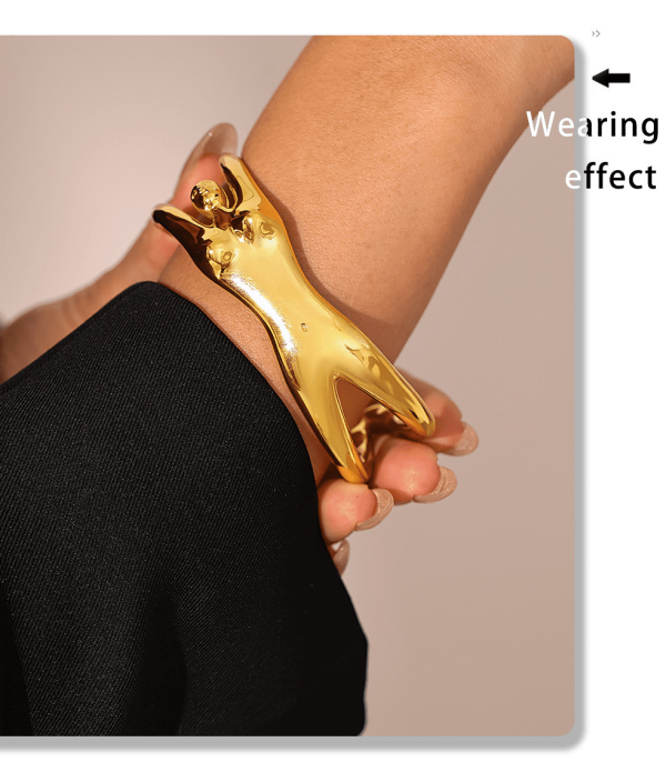 Z376 Gold Cuff Wearing Effect - Close-Up of Adjustable Open-Body Design