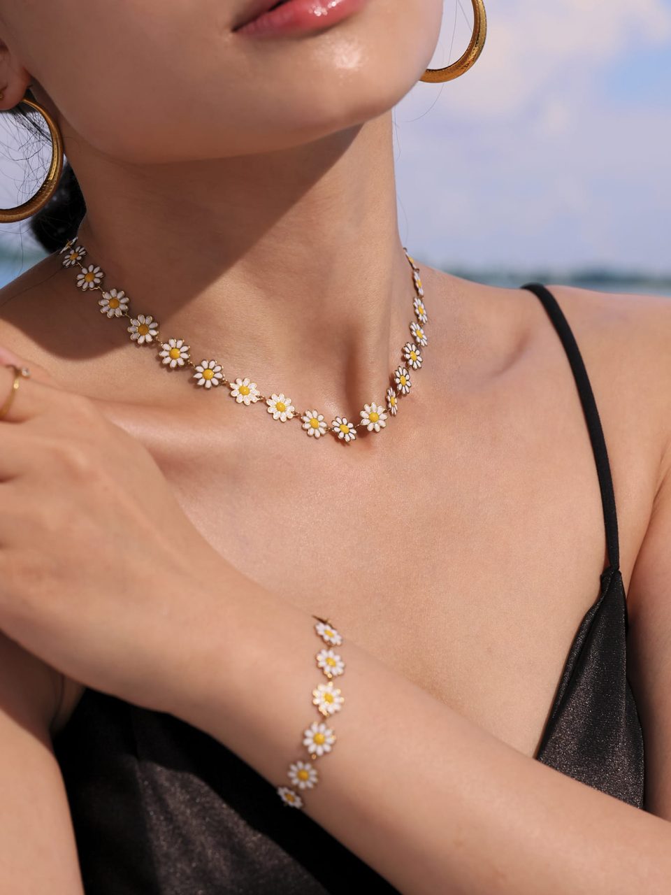 Stylish model wearing sunglasses and the Daisy Oil‑Drop Choker Necklace for women