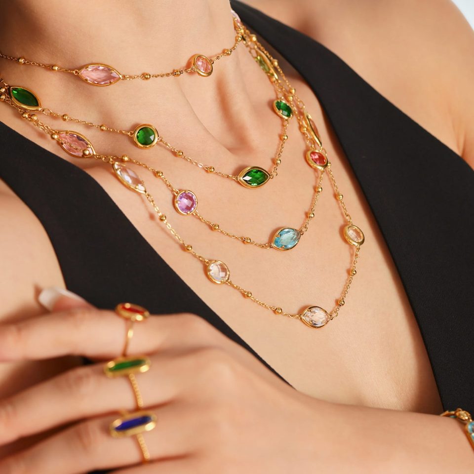 Model wearing Colour glass stone necklace TXP285