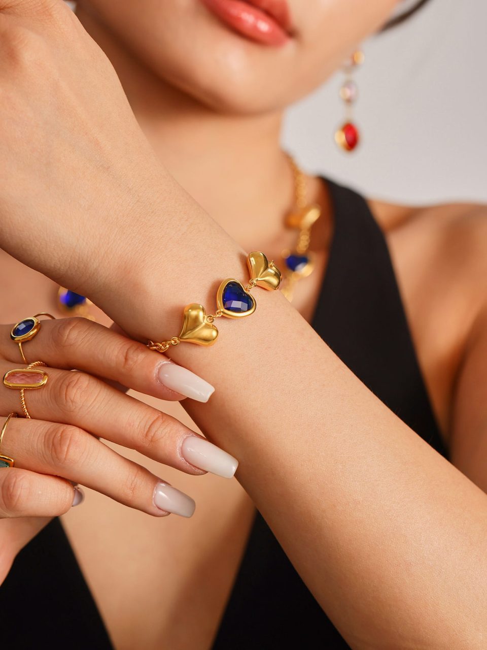 Model wearing blue glass stone bracelet TXE284
