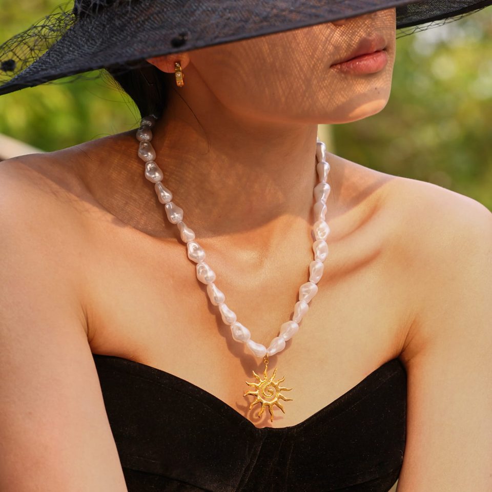 The model is wearing a beaded necklace p1284