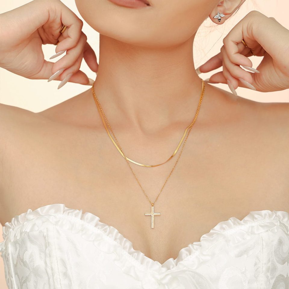 The model wore a golden cross diamond necklace p2069