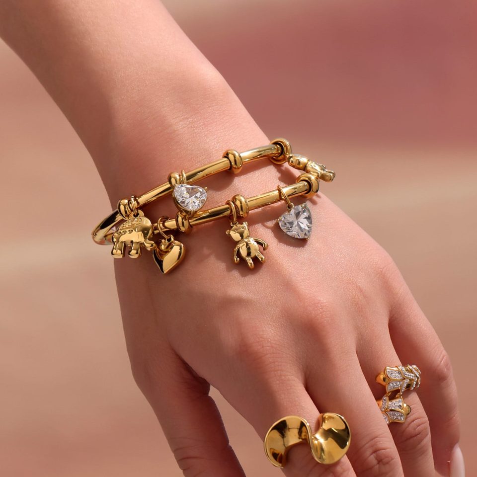 Model wearing a gold bangle Z360