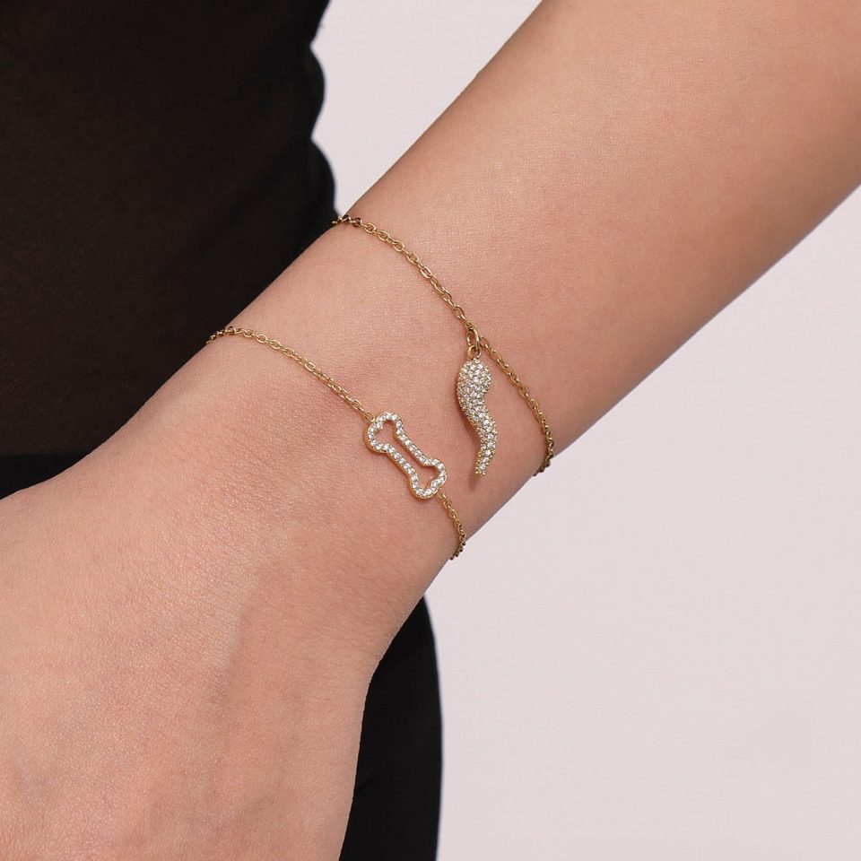 Model wearing a gold bracelet TXE343