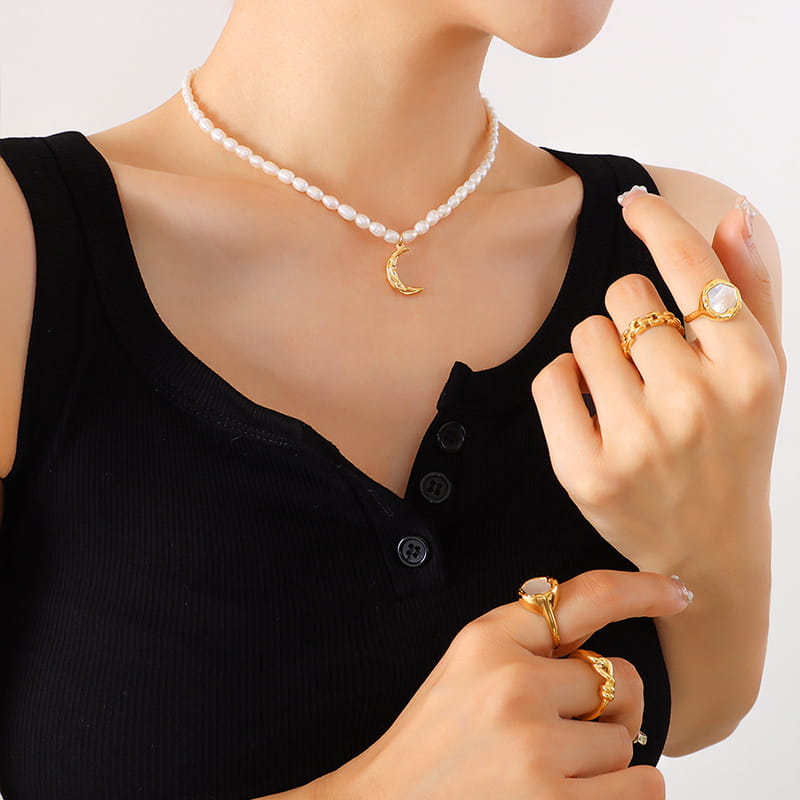 Model wearing a gold pearl necklace P735
