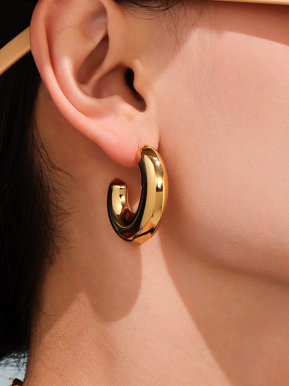Model wearing gold earrings F1018-