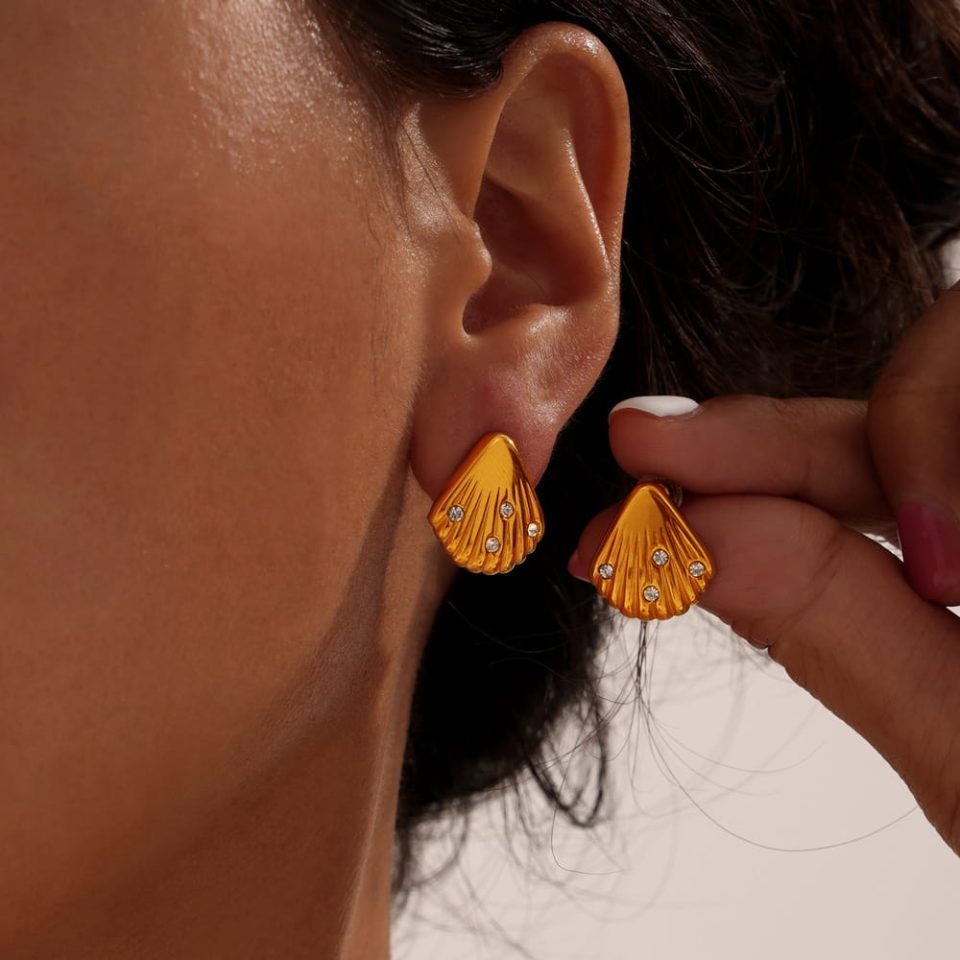 Model wearing gold earrings MDTXF010
