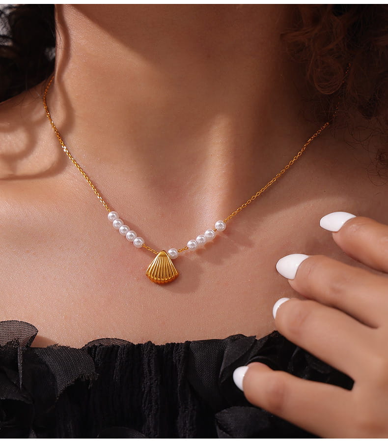 Woman wearing Gold Pearl Drop & Shell Necklace – French Minimalist Jewelry