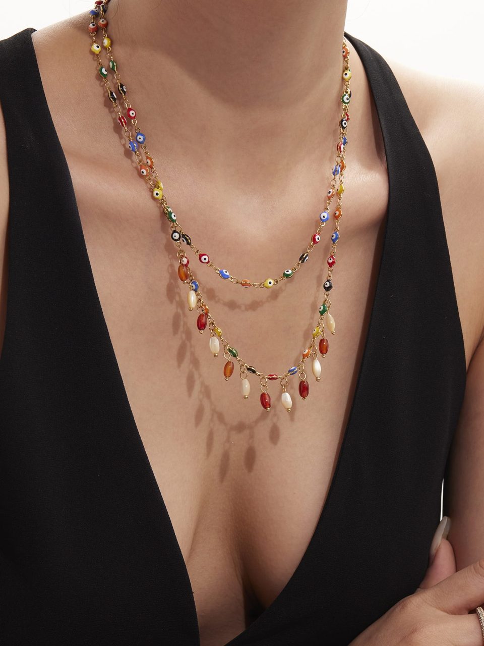 Model wearing a colorful oil-dripping gold necklace P1528