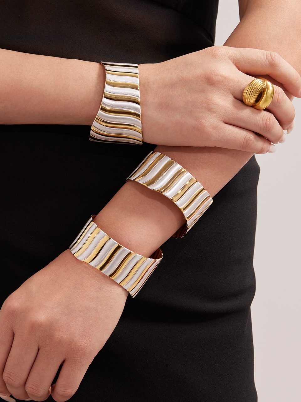 Model wearing a gold bangle Z479--