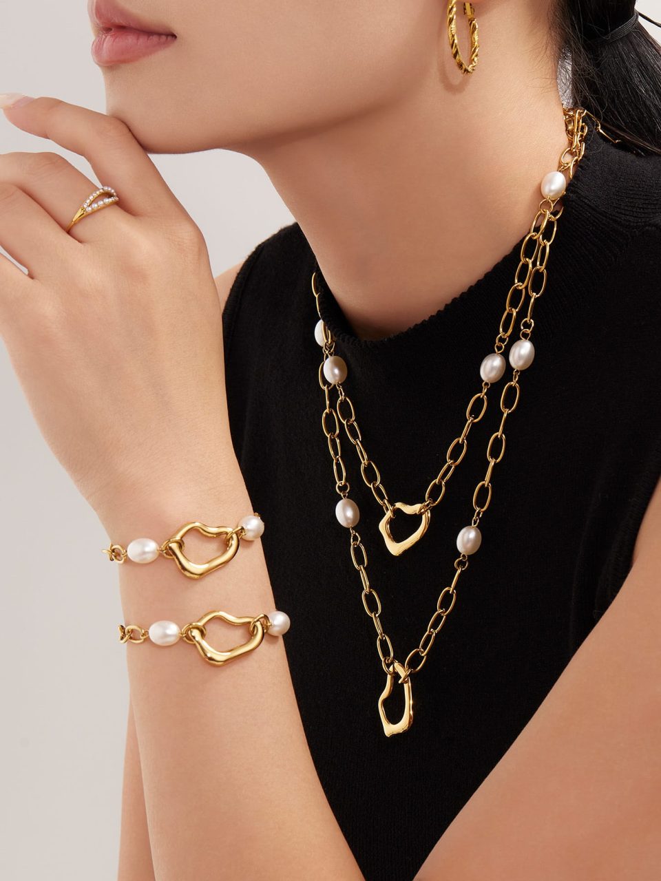 Model wearing a gold heart bracelet TXE357
