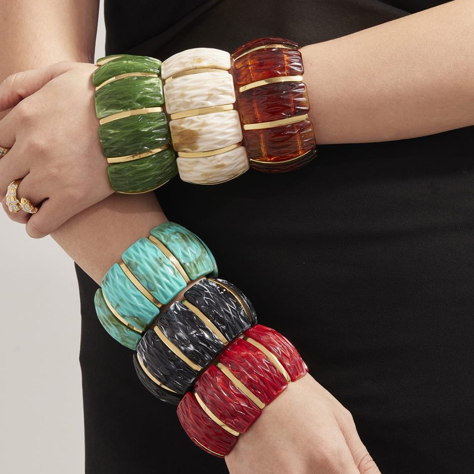 Model wears mixed color bracelet E679-