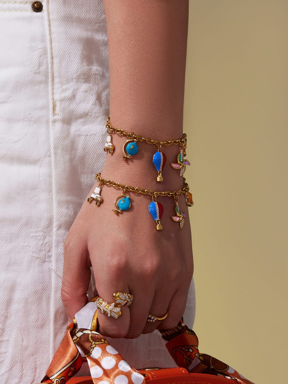 Model wearing a gold DIY bracelet TXE415