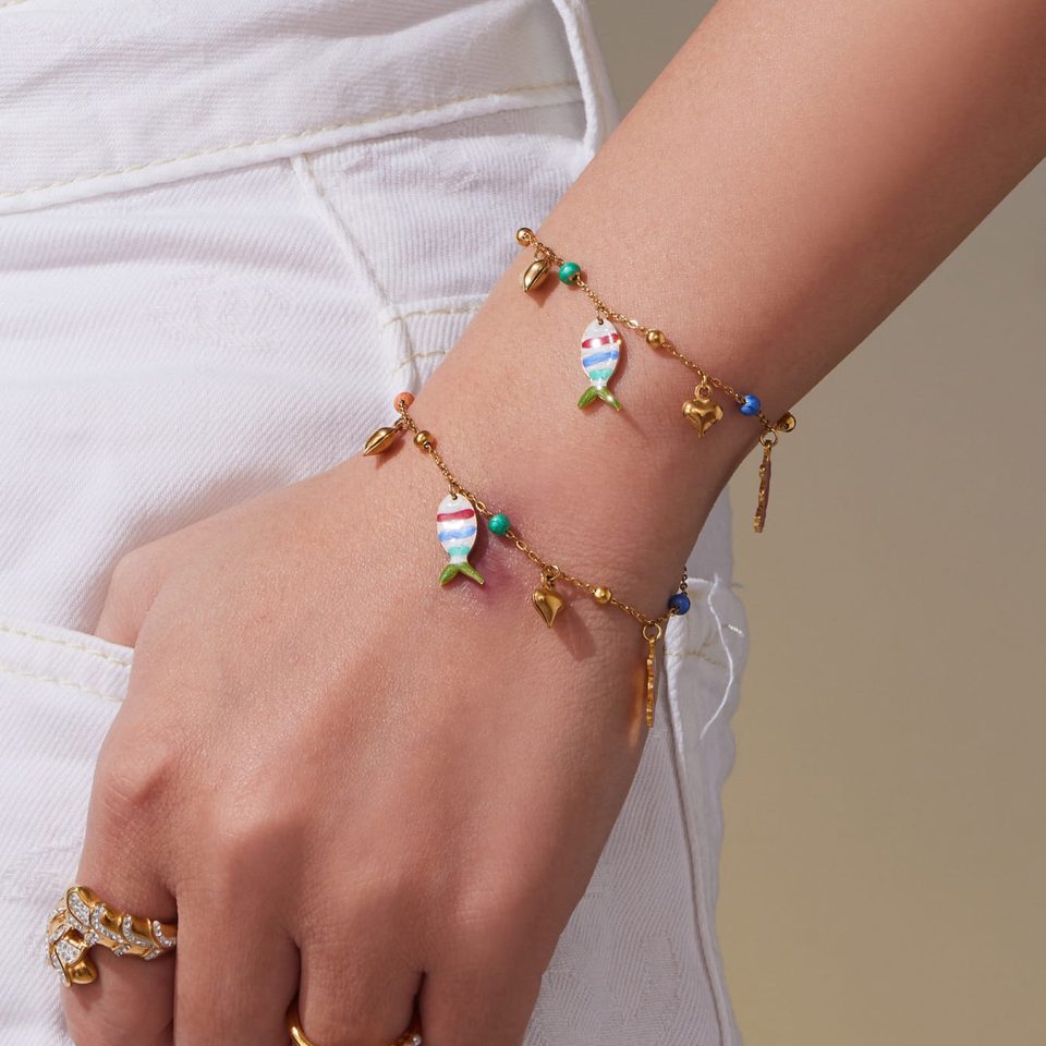 Model wearing a gold DIY bracelet TXE418-