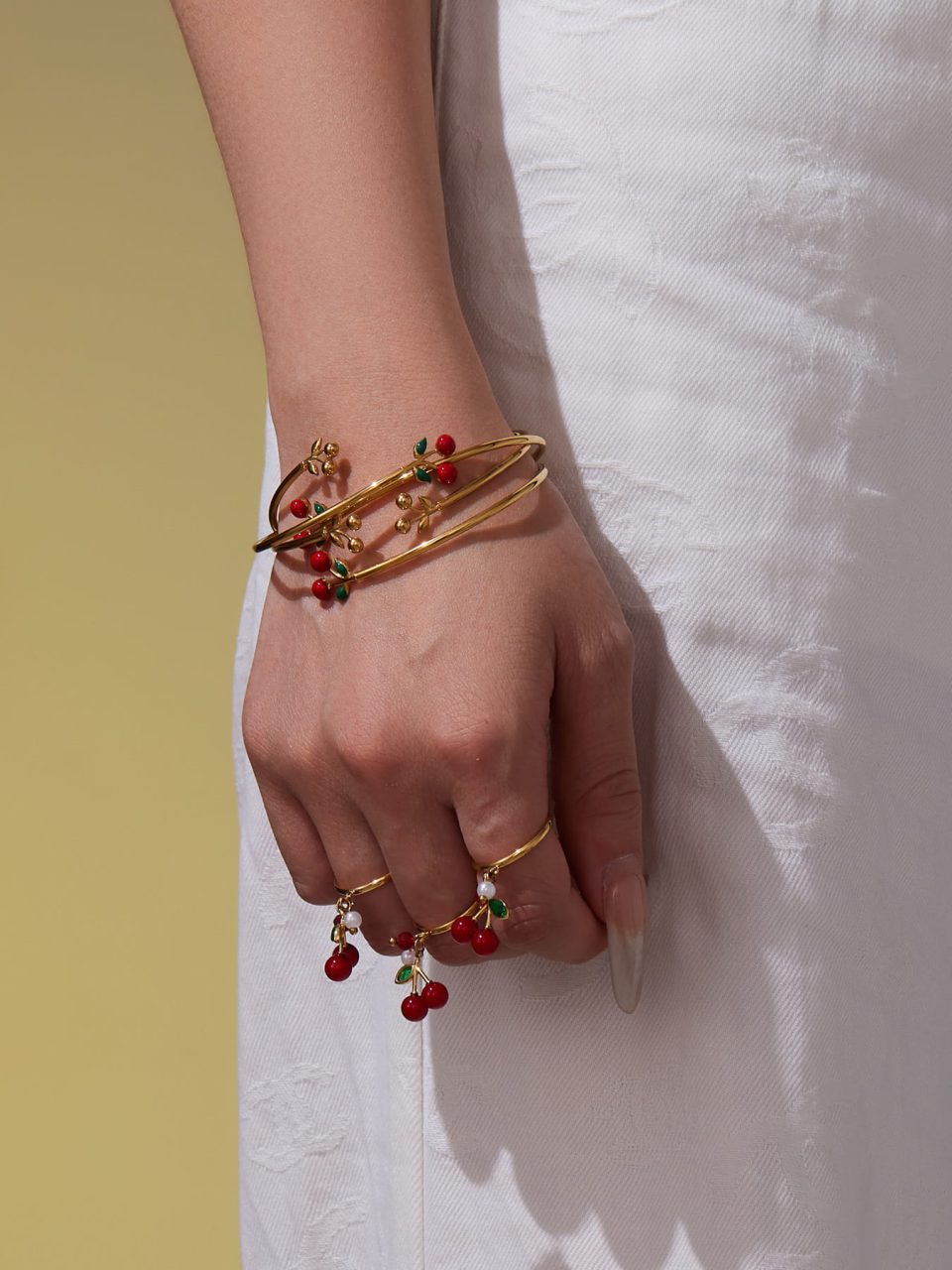 Model wearing a gold bangle TXZ407