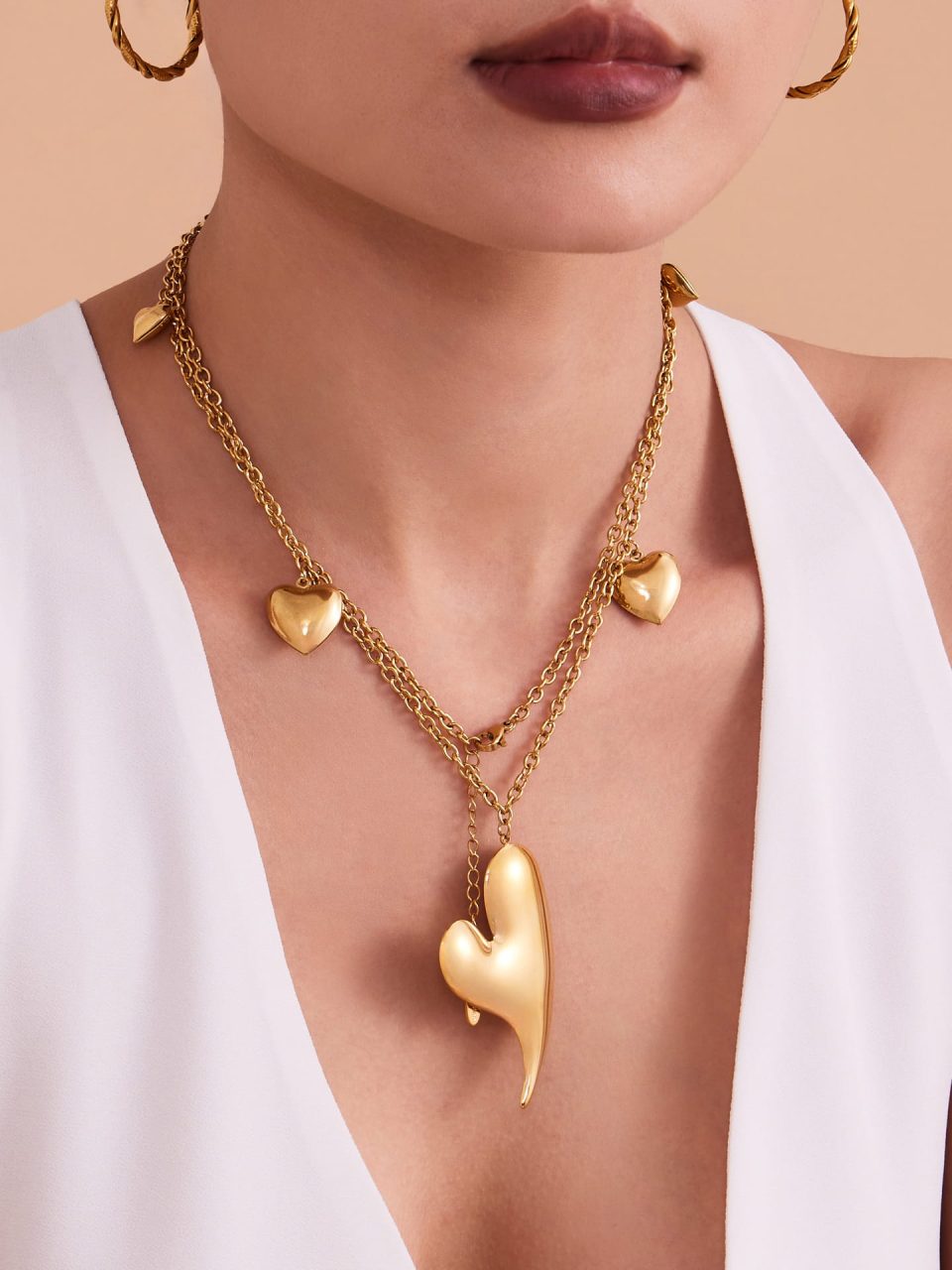 Model wearing a gold heart sweater chain M079-