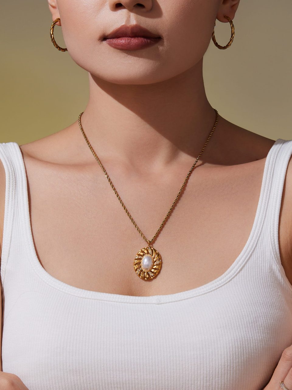 Model wearing a gold necklace P156