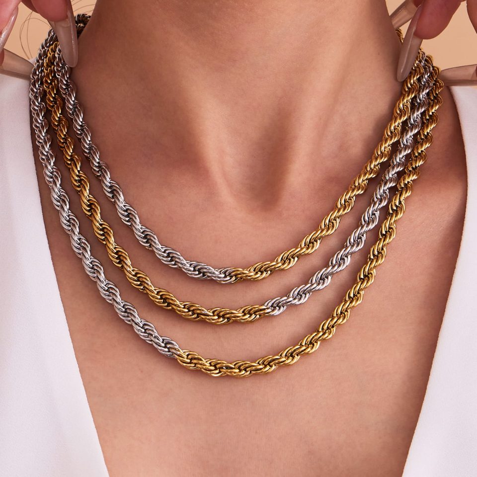 Model wearing a two-tone twist chain P1360