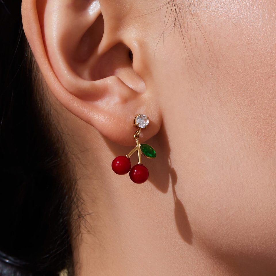 Model wearing gold earrings TXF407