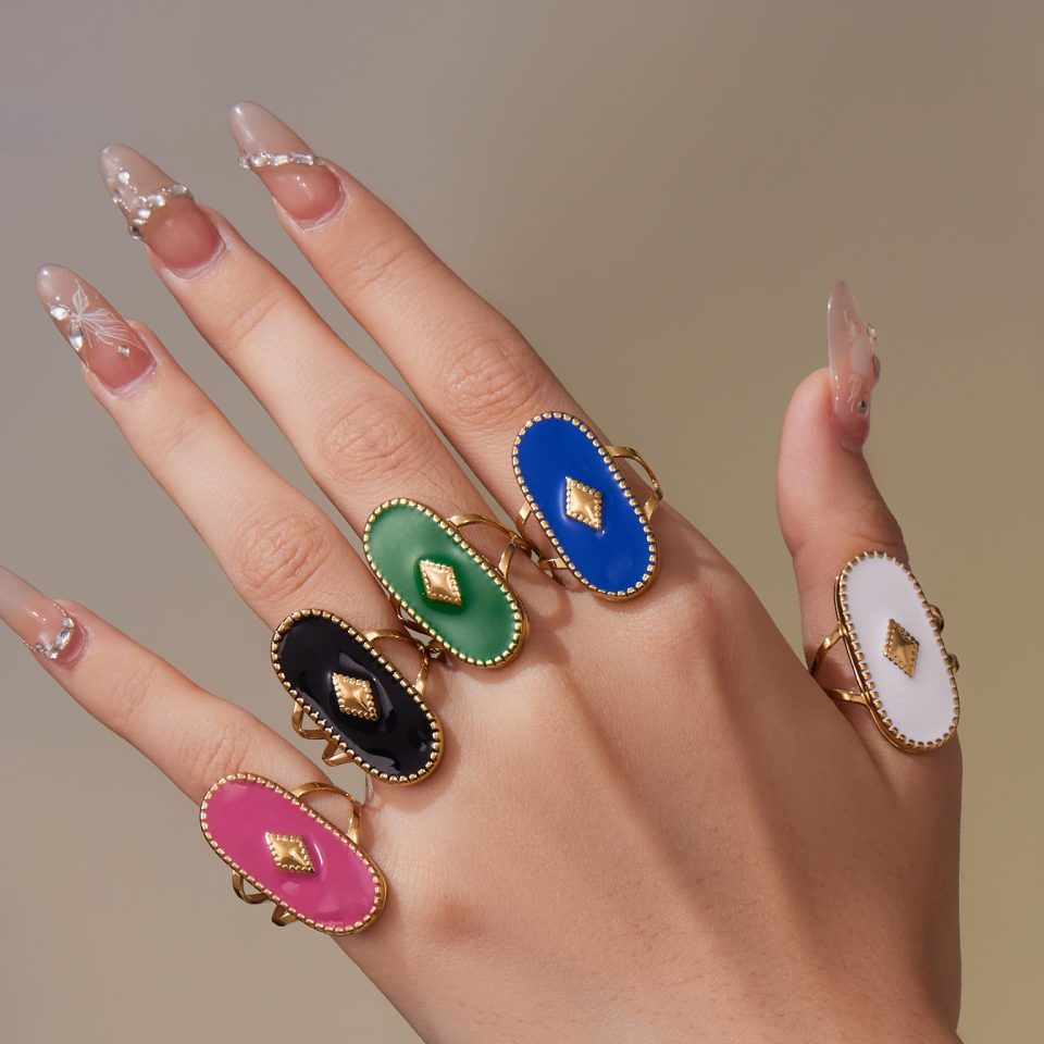 Model wears a mixed color oil drop geometric ring A719