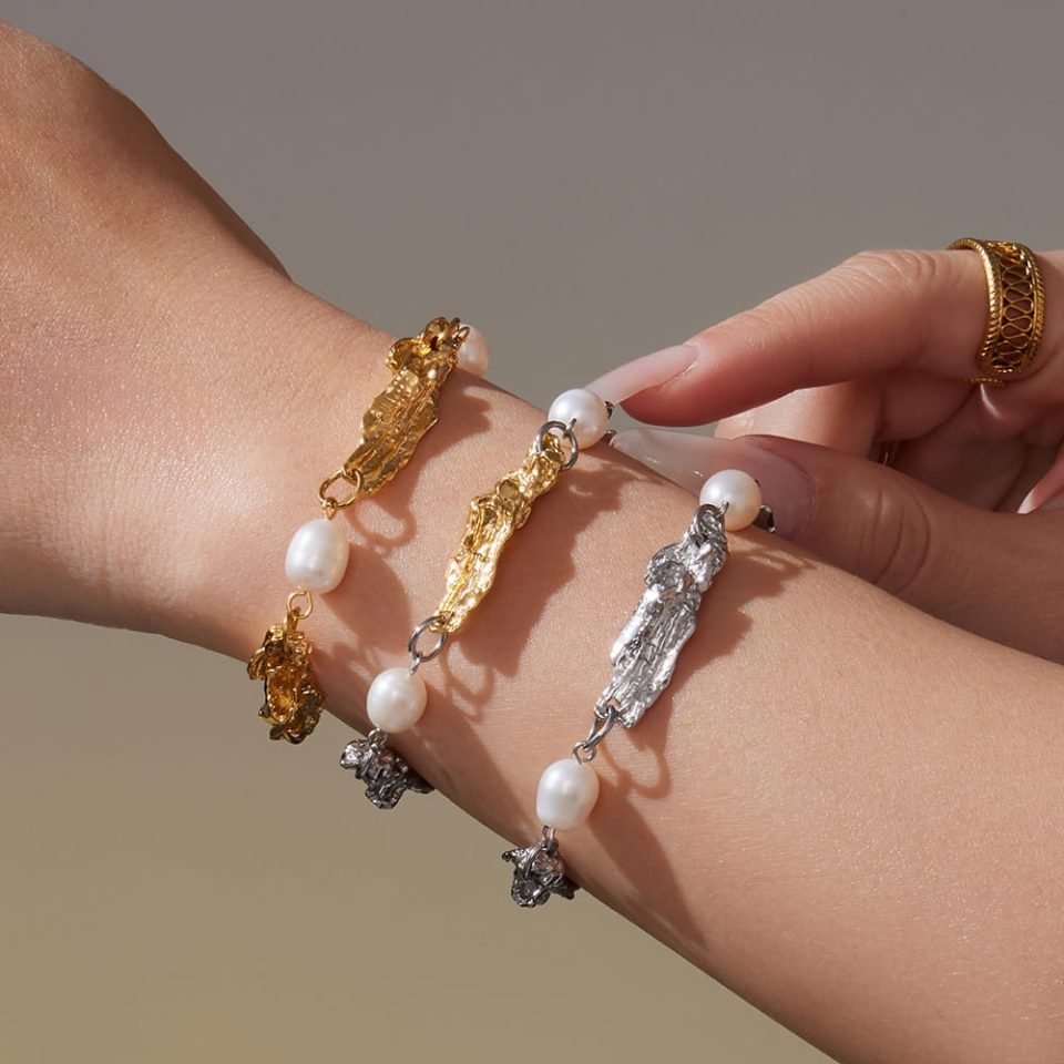 Model wearing a gold bracelet with freshwater pearls TXE433