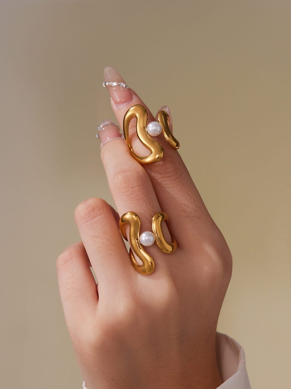Model wearing a gold geometric ring A388