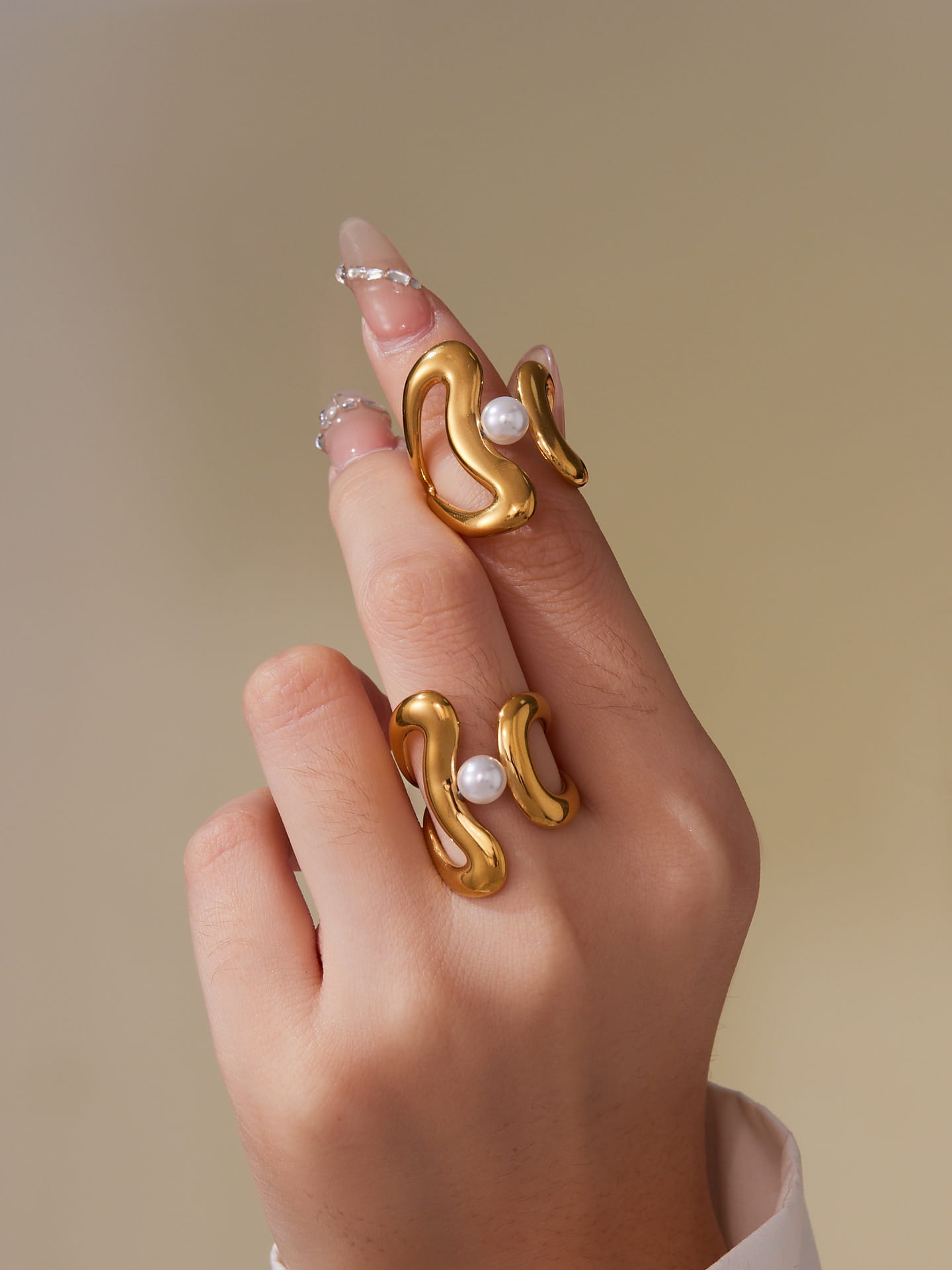 Model wearing a gold geometric ring A388