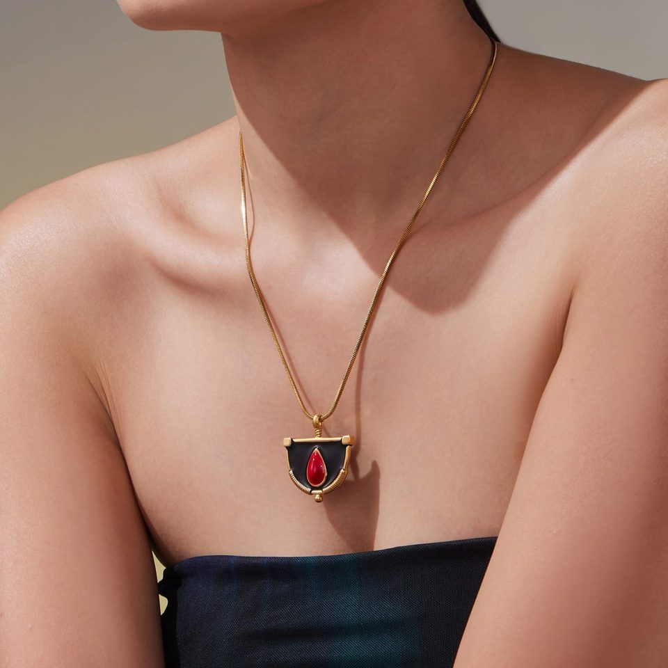 Model wearing a gold necklace P1129