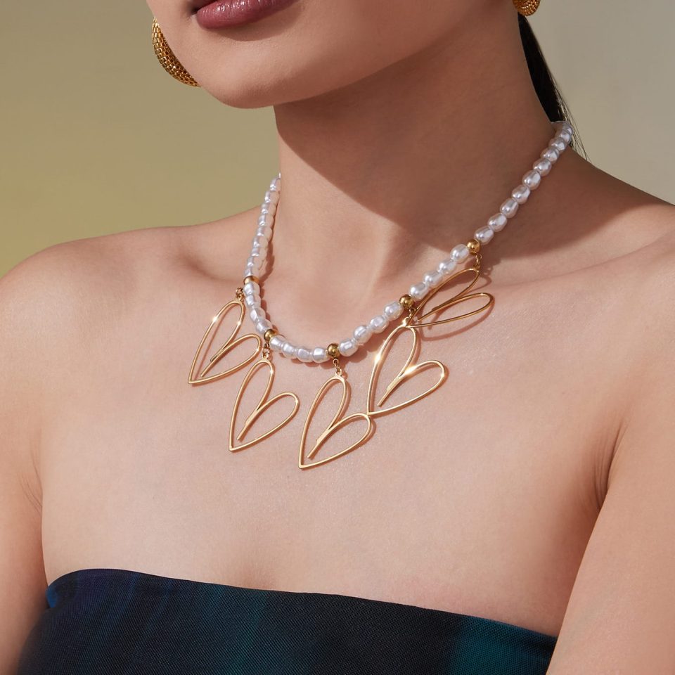 Model wearing a gold necklace P1676-