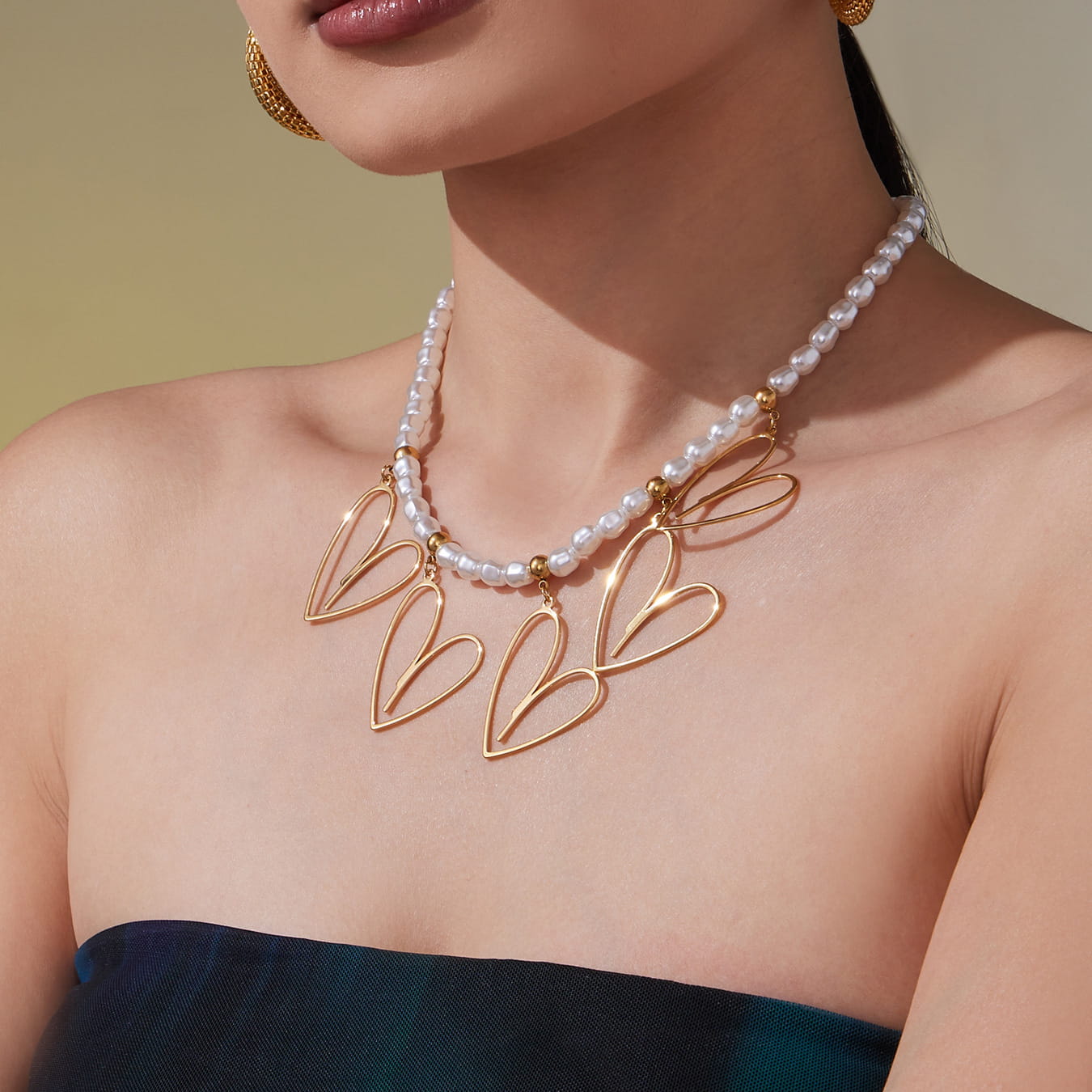 Model wearing a gold necklace P1676-