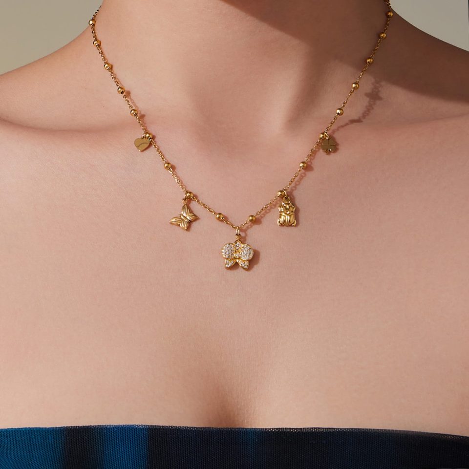 Model wearing a gold necklace P1712