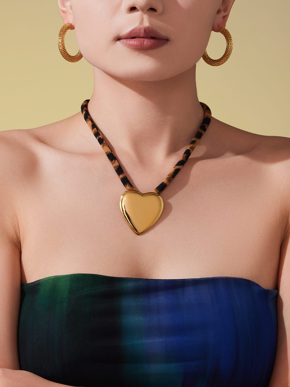 Model wearing a gold necklace P2160