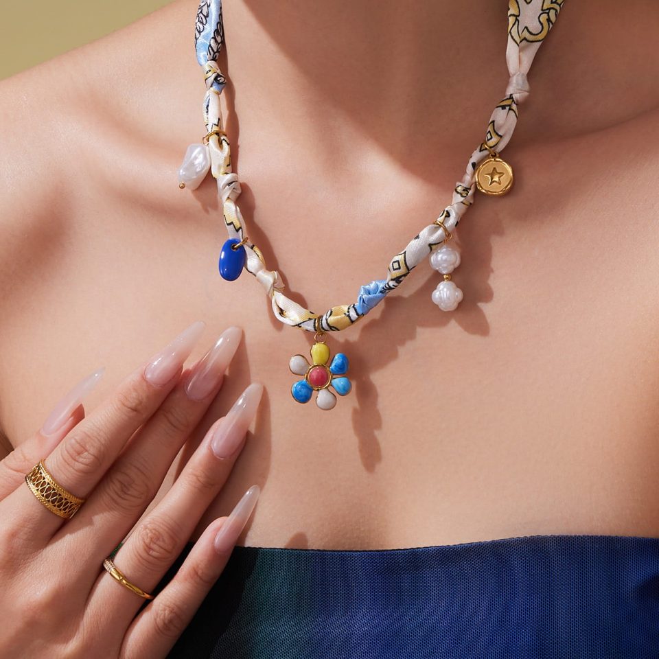 Model wearing a gold necklace P2178