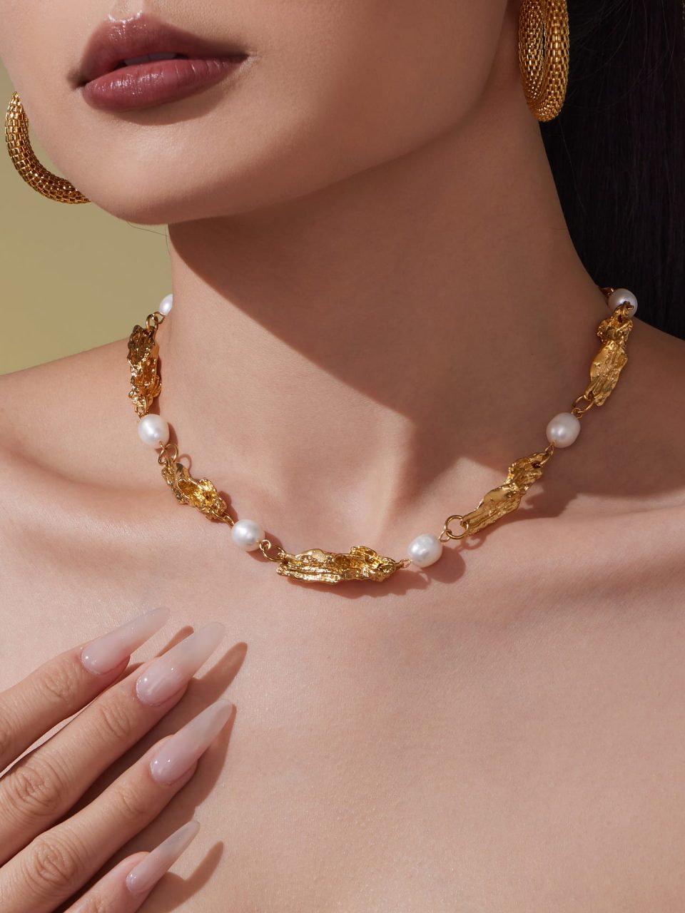 Model wearing a gold necklace with freshwater pearls TXP433-