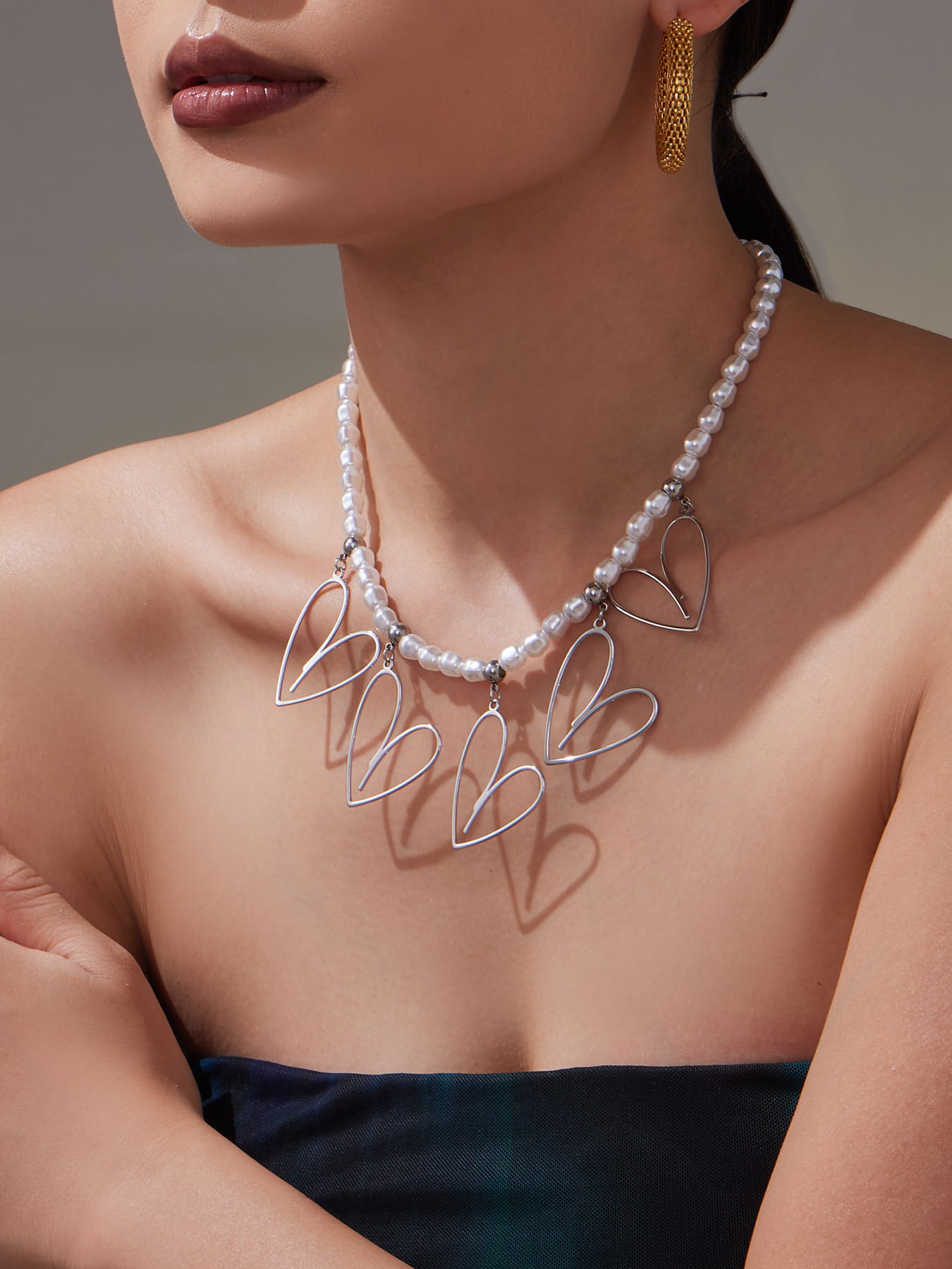 Model wears a steel necklace P1676